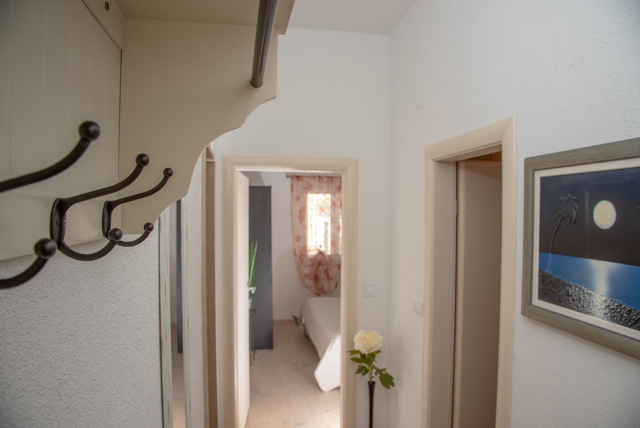 Apartment Ariana Bol Exterior photo
